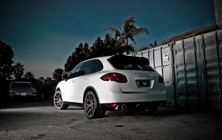  Porsche Cayenne Turbo by Vorsteiner 2012 года  (фото 9 из 10)